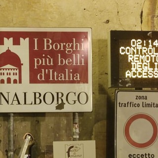 Continua la querelle degli adesivi a Finalborgo: ripulito il cartellone di Porta Reale