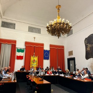 Albenga, aggiornato il regolamento per l’occupazione del suolo pubblico: più semplificazioni e tutela del demanio