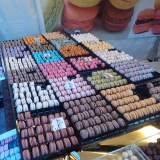 Albenga diventa più dolce ed in Piazza del Popolo si spacciano cioccolatini