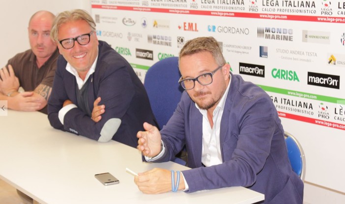 23enne accoltellato a Villapiana, Debenedetti (FdI) per le rime a Sindaco e Assessore: "Non sono in grade di dare altre risposte? Si dimettano" 23enne accoltellato a Villapiana, Debenedetti (FdI) per le rime a Sindaco e Assessore: "Non sono in grade di dare altre risposte? Si dimettano"