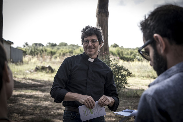 Michele La Ginestra è don Michele nella serie TV "Canonico"