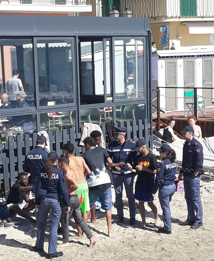 La Polizia controlla le spiagge e la stazione ferroviaria di Alassio La Polizia controlla le spiagge e la stazione ferroviaria di Alassio
