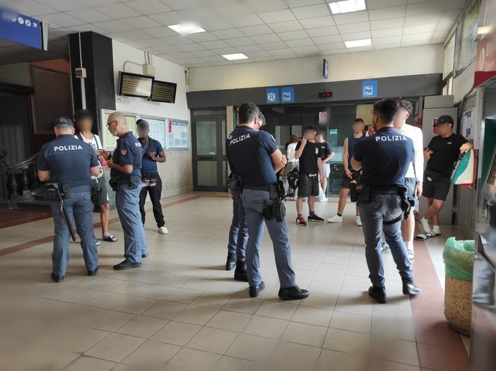 Estate sicura, controlli della Polizia di Stato nel ponente savonese: ottanta persone identificate