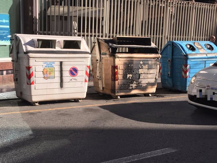 Altri attacchi del piromane di Savona: cinque cassonetti bruciati nel primo pomeriggio