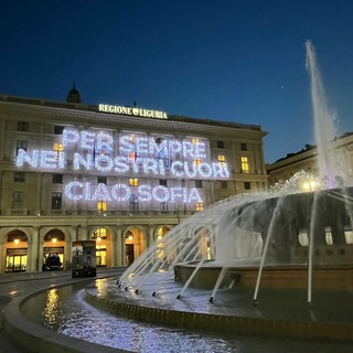 ‘Per sempre nei nostri cuori, ciao Sofia’: la scritta sul palazzo della Regione ‘Per sempre nei nostri cuori, ciao Sofia’: la scritta sul palazzo della Regione