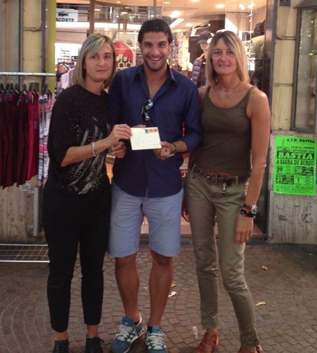 Le sorelle Enrico e il provvidenziale "portalettere" cha ha recapitato loro una cartolina, 44 anni dopo