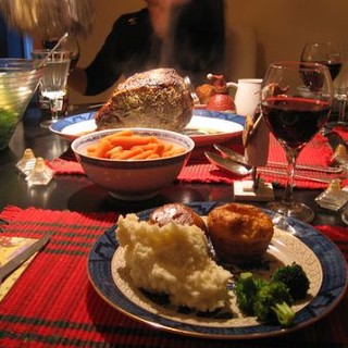 Savona: un’ambulanza della Croce Bianca piena di prelibatezze diretta alla mensa dei poveri