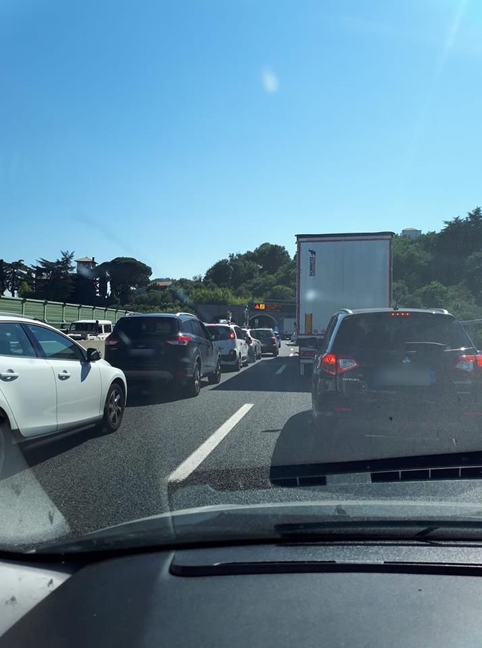 Code per traffico intenso in A10 e A6 Code per traffico intenso in A10 e A6