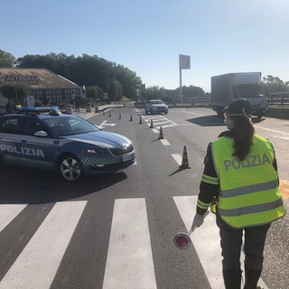 Coronavirus, controlli della Polizia in autostrada: controllate 130 auto, sanzionata una persona Coronavirus, controlli della Polizia in autostrada: controllate 130 auto, sanzionata una persona