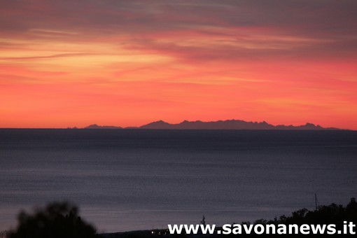 La Corsica si vede dalla Liguria o si parla di effetto rifrazione? La Corsica si vede dalla Liguria o si parla di effetto rifrazione?