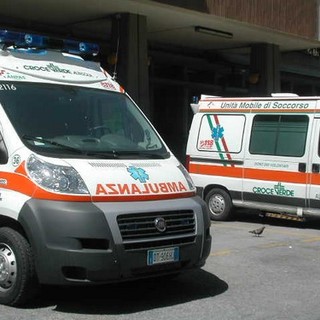 Ragazzina colta da convulsioni soccorsa in autostrada