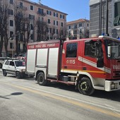 I vigili del fuoco al lavoro per la pulizia dello sversamento I vigili del fuoco al lavoro per la pulizia dello sversamento