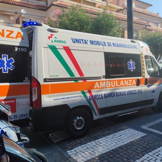 Borgio Verezzi, incidente in via IV Novembre: auto contro pedone che stava attraversando con un passeggino Borgio Verezzi, incidente in via IV Novembre: auto contro pedone che stava attraversando con un passeggino
