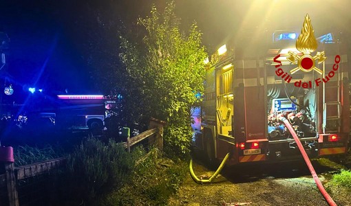 Cairo Montenotte, in fiamme una catasta di legna in località Vignaroli: intervento dei Vigili del fuoco