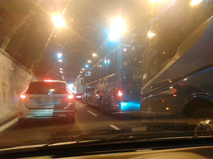 Incidente sulla A10: traffico in tilt nel ponente (FOTO) Incidente sulla A10: traffico in tilt nel ponente (FOTO)