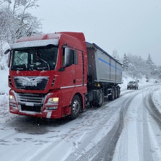 Roccavignale, un altro camion intraversato causa neve lungo la Sp 28 bis (FOTO)