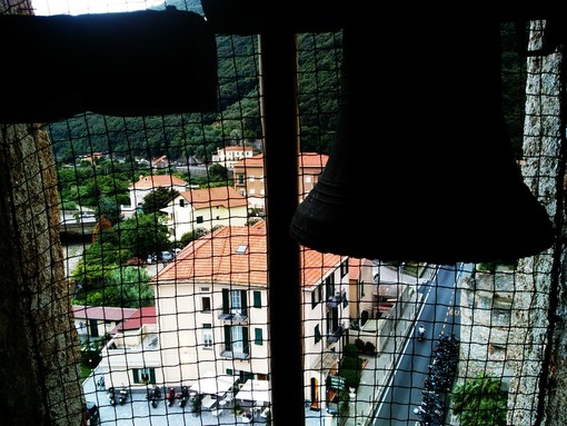 I Campanari di Finalborgo suonano le campane a mano per far sentire la loro vicinanza a Genova
