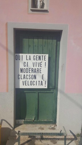 Stella, cartello contro l’alta velocità e il suono dei clacson