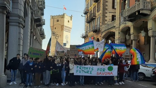 Savona, anche i giovani di Fridays For Future bloccano le strade: sit-in in via Paleocapa (FOTO e VIDEO)