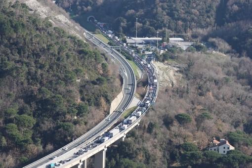 Incidente sulla A10 tra Feglino e Spotorno: mobilitati i soccorsi. Disagi alla viabilità