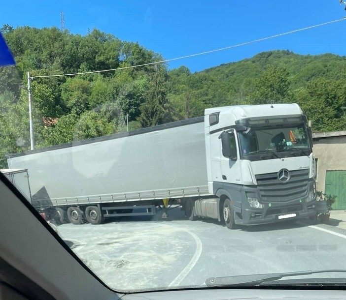 Camion incastrati a Stella Santa Giustina, Anas posiziona i movieri a S. Bernardo e al Giovo Camion incastrati a Stella Santa Giustina, Anas posiziona i movieri a S. Bernardo e al Giovo