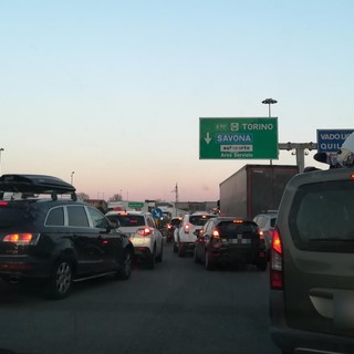 Camion ribaltato sulla A10: traffico congestionato al casello di Savona