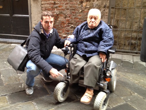 AAA Cercasi carrozzella elettrica rubata. "Condividiamo" la solidarietà a Darietto Ruffinoni AAA Cercasi carrozzella elettrica rubata. "Condividiamo" la solidarietà a Darietto Ruffinoni