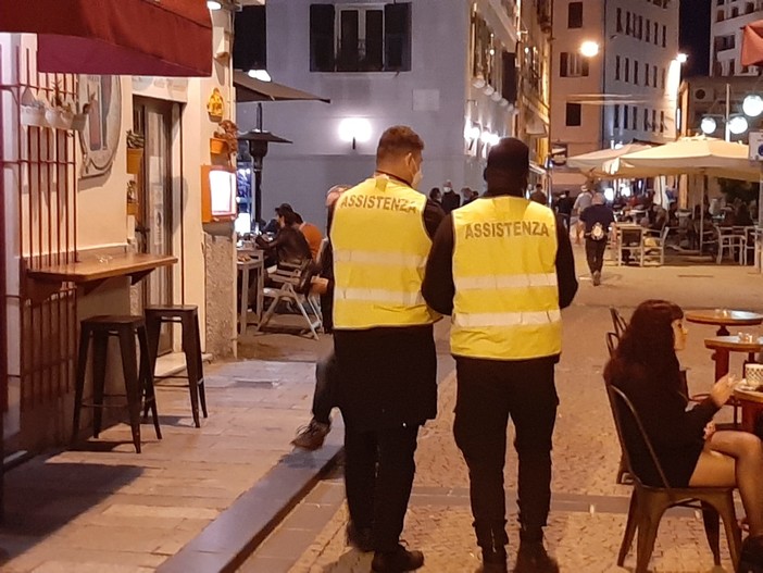Movida in Darsena, steward e polizia locale al lavoro dopo il "caso assembramenti". Sindaco Caprioglio: "Se le cose non vanno farò un'altra ordinanza" (FOTO E VIDEO) Movida in Darsena, steward e polizia locale al lavoro dopo il "caso assembramenti". Sindaco Caprioglio: "Se le cose non vanno farò un'altra ordinanza" (FOTO E VIDEO)
