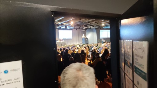 Loano, tutto esaurito per gli "Stati generali del turismo balneare ligure" e c'è chi resta fuori (FOTO)