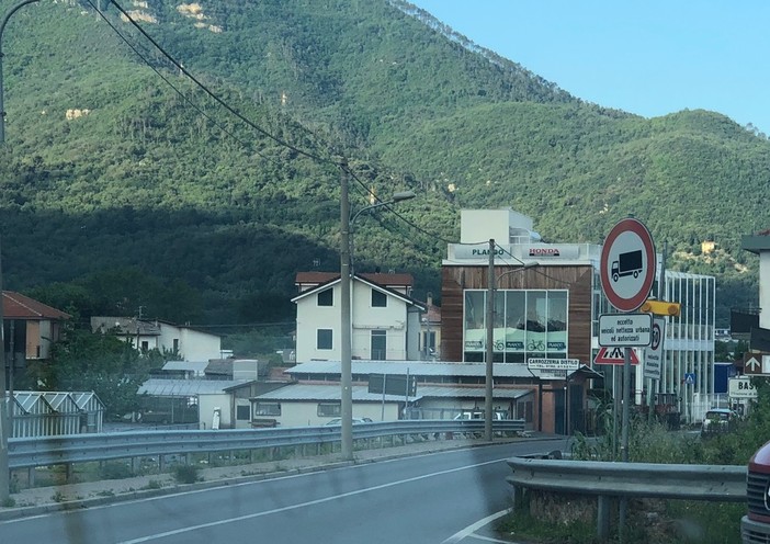 Albenga, Ciangherotti e Perrone: "A Bastia i camion passano tranquillamente nonostante il divieto" Albenga, Ciangherotti e Perrone: "A Bastia i camion passano tranquillamente nonostante il divieto"