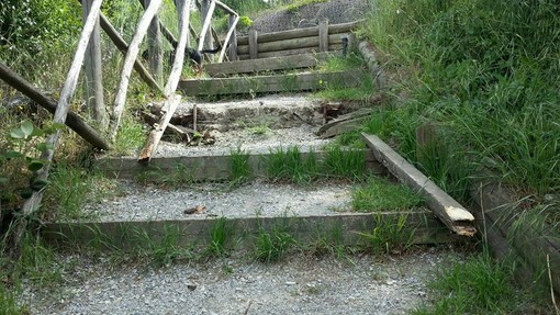 Cairo Montenotte, vandalizzato il sentiero che porta al castello