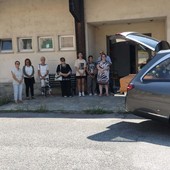 Cengio, il commosso saluto delle volontarie a Franco Icardi davanti alla biblioteca (FOTO) Cengio, il commosso saluto delle volontarie a Franco Icardi davanti alla biblioteca (FOTO)