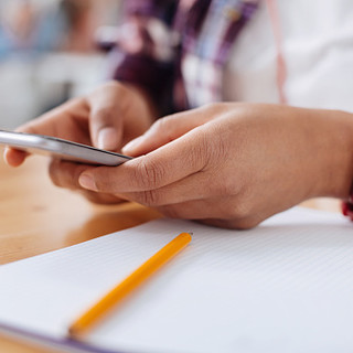 Scuola, il ministero ribadisce il divieto all'utilizzo di cellulari in classe: "Mancanza di rispetto verso i docenti"
