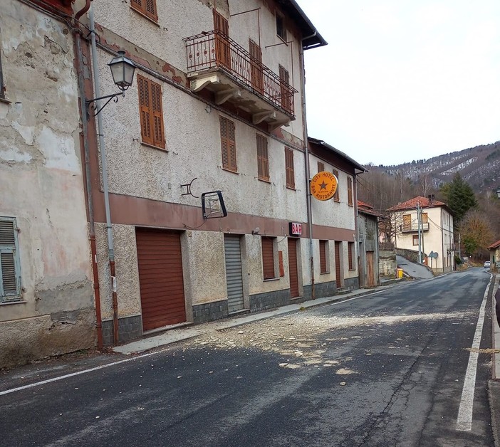 Calizzano, si stacca intonaco da un immobile: intervento dei vigili del fuoco e della Provincia (FOTO)