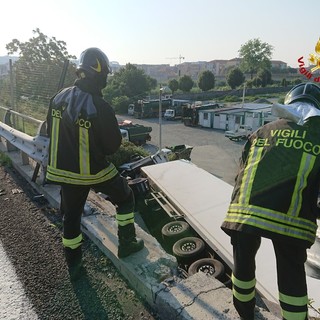 Incidente sulla A10: il mezzo pesante verrà recuperato durante la notte. Il traffico scorre su due corsie