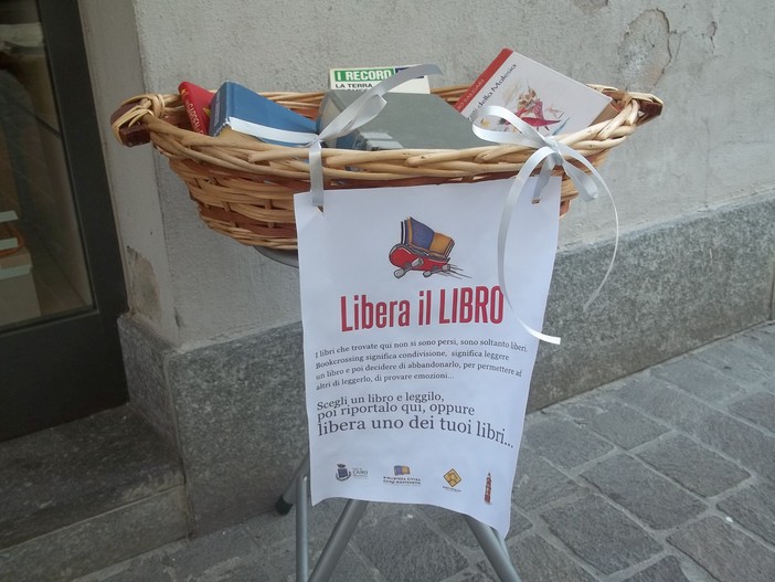 A Savona arriva una carriola carica di libri con il "summer book crossing"