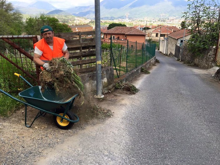 Albenga, la soddisfazione dell'assessore Ghiglione: "Il cantoniere di frazione funziona e piace ai residenti" Albenga, la soddisfazione dell'assessore Ghiglione: "Il cantoniere di frazione funziona e piace ai residenti"