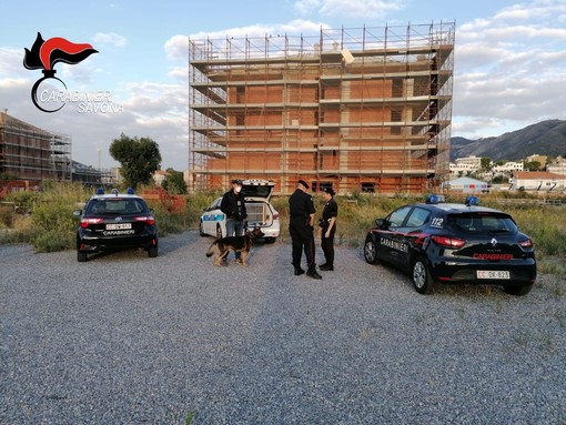 Ceriale, tenta di sfuggire ai controlli all'interno di "Area T1" gettandosi in mare e rischia l'ipotermia