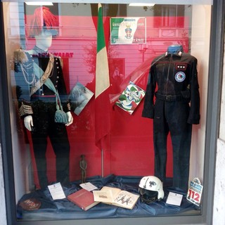 Savona, una vetrina con le uniformi dei Carabinieri nella Farmacia “Della Ferrera” Savona, una vetrina con le uniformi dei Carabinieri nella Farmacia “Della Ferrera”