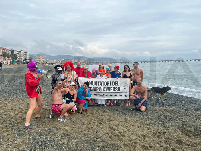 Vado, 25 "temerari" sfidano il mare vadese per il cimento invernale (FOTO E VIDEO)