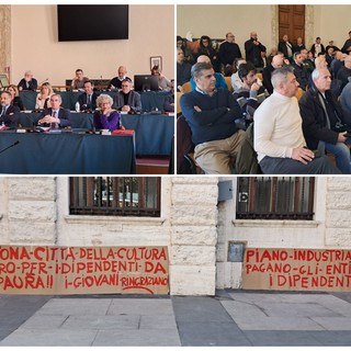 Savona, sindacati e lavoratori  "invadono" la sala consiglio per la commissione sul piano industriale di Tpl