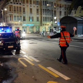 Albenga, respinti in discoteca perché ubriachi, vanno in città e danneggiano 17 auto: 2 denunciati