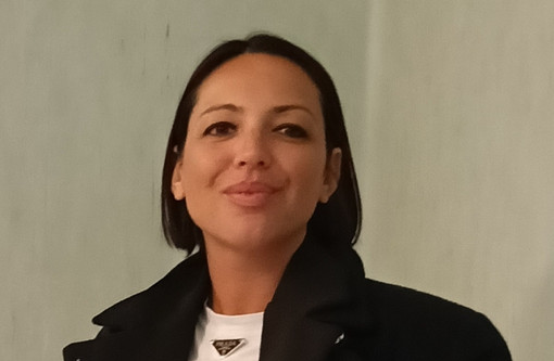 Spotorno, la consigliera Ciccarelli accusa: “Dal sindaco democrazia a corrente alternata: in piazza la celebra, in aula è autoritario”