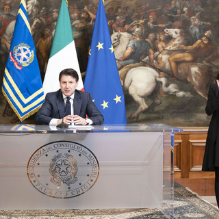 Nuovo dpcm: misure severe su assembramenti, da movida a sagre e spiagge. Mascherina sempre obbligatoria al chiuso