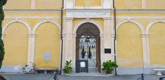 Lesioni nell'emiciclo del cimitero di Varazze: stanziati 378mila euro per la sistemazione