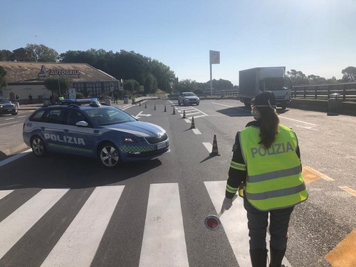Coronavirus, controlli della Polizia in autostrada: controllate 130 auto, sanzionata una persona Coronavirus, controlli della Polizia in autostrada: controllate 130 auto, sanzionata una persona
