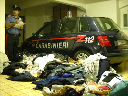 Albisola: arrestato senegalese, forse anello di una rete di commercianti abusivi (foto)