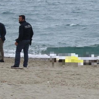 Cadavere sulla spiaggia di Savona, identificato l'uomo: è un 50enne senza fissa dimora