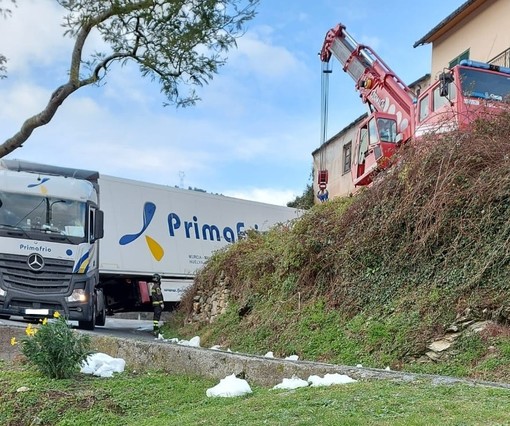 Calice, tir bloccato lungo la strada che da San Rocco a Carbuta scende verso Feglino: vigili del fuoco mobilitati