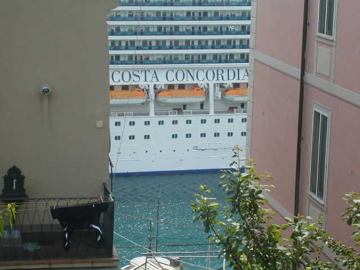 Disperso in mare un turista caduto dalla Costa Concordia Disperso in mare un turista caduto dalla Costa Concordia